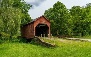 Dents Run Covered Bridge, Batı Virginia, Monongalia County yakınlarındaki Laurel Point yakınlarında bulunan tarihi bir köprüdür. 1889 'da Kingpost kiriş inşaatı