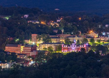 Batı Virginia Üniversitesi 'nin şehir merkezindeki kampüs ve Woodburn Salonu. Alacakaranlık ve ışıklar Morgantown WV' ye sıcak bir ışık veriyor.