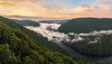 Sabahın erken saatlerinde Batı Virginia 'daki Coopers Rock State Parkı' ndan görülen kanyondaki Aldatmaca Nehri 'nin üzerinde dönen sisi izleyeceğiz.