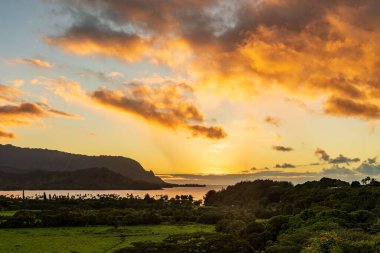 Hawaii 'nin Kauai adasının kuzey kıyısındaki Hanalei Körfezi' nin üzerinde güneş yavaşça batıyor.