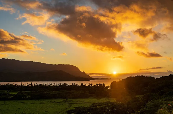 在夏威夷考艾岛北岸的哈纳莱湾海面上 太阳缓缓落下 — 图库照片