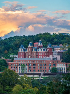 Morgantown 'daki West Virginia Üniversitesi' ndeki modern Brooks Hall 'un arkasındaki eski Woodburn Hall.