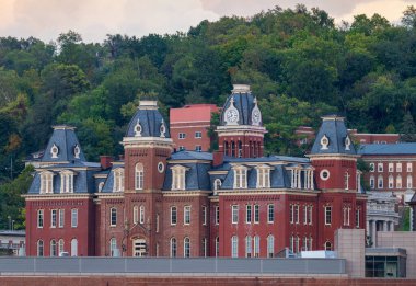 Eski Woodburn Hall, Morgantown 'daki Batı Virginia Üniversitesi kampüsündeki ağaçlara karşı.