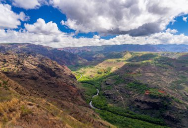 Waimea hendeği ve Kauai 'deki Waimea Kanyonu' nun aşağı kısımlarındaki Mokihana vadisi.