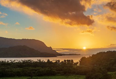 Hawaii 'nin Kauai adasının kuzey kıyısındaki Hanalei Körfezi' nin üzerinde güneş yavaşça batıyor.