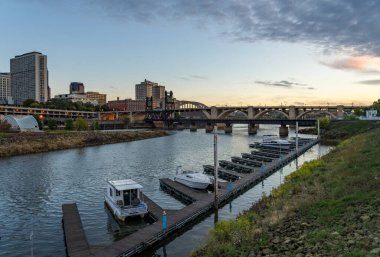 Sabahın erken saatlerinde St Paul Minnesota ve Mississippi nehrinin ön planda marinası olan manzarası
