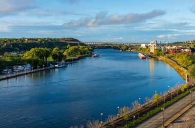 Sabahın erken saatlerinde St. Paul Minnesota ve Mississippi nehri manzarası