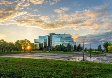 St. Paul, MN - 14 Ekim 2023: Minnesota 'daki River Park Plaza' da Comcast ofislerinin arkasında gün doğumu