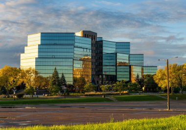 St. Paul, MN - 14 Ekim 2023: Minnesota 'daki River Park Plaza' da Comcast ofislerinin arkasında gün doğumu