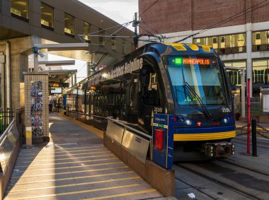 St. Paul, MN - 14 Ekim 2023: Minneapolis 'e giden metro vagonu Saint Paul şehir merkezindeki Merkez İstasyonu