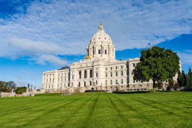 Saint Paul, MN 'deki Minnesota eyaletindeki Capitol binasının yan görüntüsü.