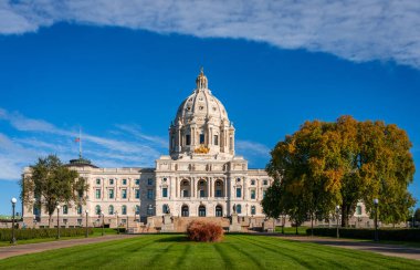 Saint Paul, MN 'deki Minnesota eyaletindeki Capitol binasının ön cephesi.