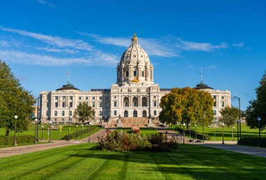 Saint Paul, MN 'deki Minnesota eyaletindeki Capitol binasının ön cephesi.