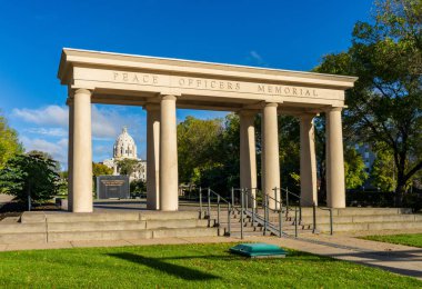 Saint Paul, Minnesota 'daki Capitol binasının kubbesi, Barış Subayları Anıtı' nın arkasındaki MN