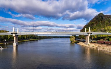 Red Wing, MN - 15 Ekim 2023: Minnesota 'daki yeni Eisnehower Kahramanlık Köprüsü' nün panoramik manzarası Mississippi Nehri 'nden görüldü