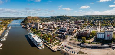 Red Wing, MN - 15 Ekim 2023: Minnesota 'nın panoramik hava manzaralı Viking Mississippi kenti