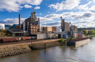 Red Wing, MN - 15 Ekim 2023: Minnesota 'daki ADM gıda işleme ve depolama tesisi Mississippi Nehri' nden görüldü