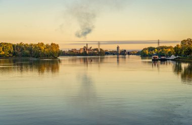 Mississippi nehri kıyısındaki La Crosse Wisconsin 'de Fransız Adası' nda buhar yükseliyor.