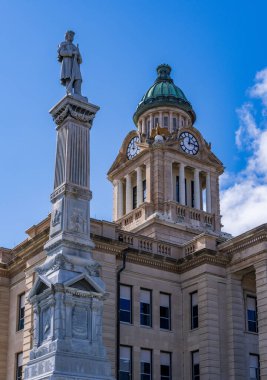 Desorah, Iowa 'daki Winneshiek County Adliyesi ve saat kulesinin köşesinde.