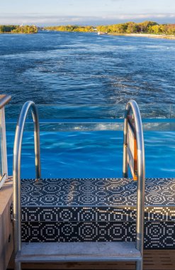 Wisconsin, La Crosse 'dan kalkış kıç yüzme havuzunun üzerinde nehir teknesinin güvertesinden görüldü.