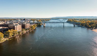 Mississippi Nehri 'nin hava manzarası ve Wisconsin, La Crosse' deki Purple Heart Memorial Highway.