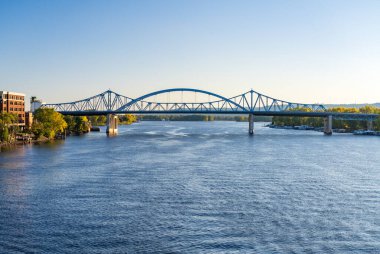 Mississippi Nehri 'nin hava manzarası ve Wisconsin, La Crosse' deki Purple Heart Memorial Highway.