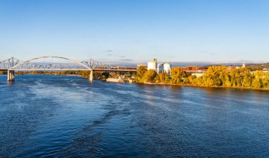 Mississippi Nehri 'nin Panorama' sı ve Wisconsin, La Crosse 'deki Purple Heart Memorial Highway.