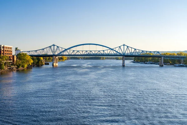 Mississippi Nehri 'nin hava manzarası ve Wisconsin, La Crosse' deki Purple Heart Memorial Highway.