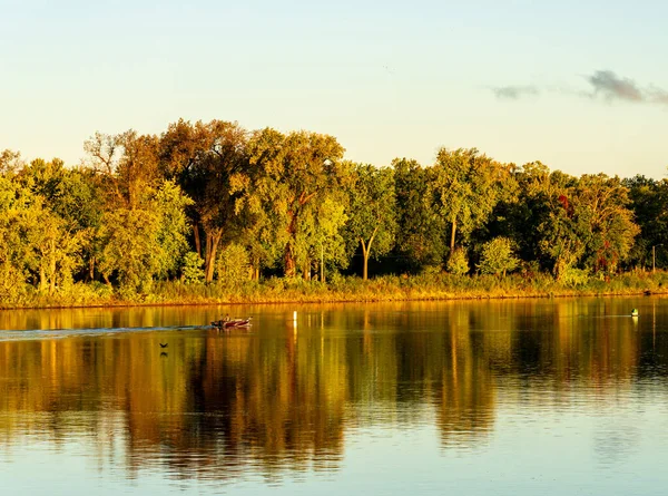 Чоловік Човні Ковзає Річці Міссісіпі Міннесота Кросс — стокове фото