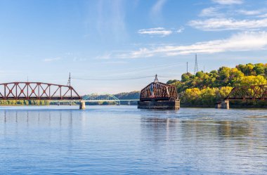 Dubuque Demiryolu Köprüsü Dubuque Iowa 'daki Mississippi' nin yukarısından geçmek için nehir teknesinin açılmasına izin veriyor.