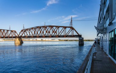 Dubuque Demiryolu Köprüsü Dubuque Iowa 'daki Mississippi' nin yukarısından geçmek için nehir teknesinin açılmasına izin veriyor.