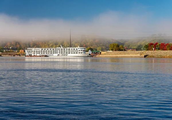 Upper Mississippi Calm Misty Morning Dubuque Docked River Cruise Boat — Stock Photo, Image