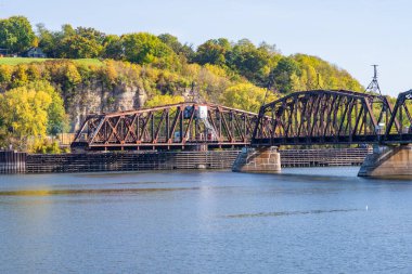Iowa ve Illinois arasındaki tarihi Dubuque demiryolu köprüsü Mississippi nehri boyunca nakliyat için açık.