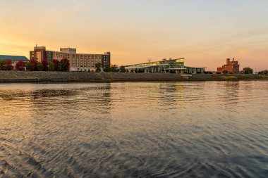 Yukarı Mississippi 'nin Hotel, Konferans ve Kongre Merkezi Dubuque Iowa' da sakin bir akşamda