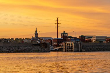 Yukarı Mississippi 'de, Dubuque' da renkli bir günbatımı akşamında limandaki nehir teknesiyle.