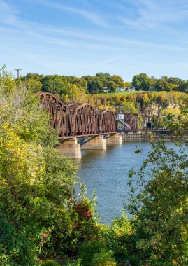 Iowa ve Illinois arasındaki tarihi Dubuque demiryolu köprüsü Mississippi nehri boyunca nakliyat için açık.