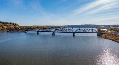 Iowa ve Illinois arasındaki tarihi Dubuque demiryolu köprüsünün Mississippi nehri boyunca uzanan tarihi manzarası.