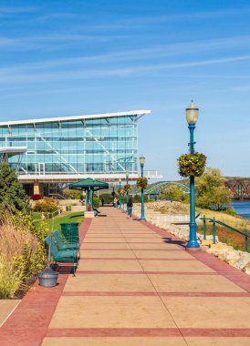 Dubuque, IA - 17 Ekim 2023: Modern Grand River Center konferansı ve kongre binası Iowa 'daki Mississippi Nehri' nin yanında.