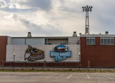 Davenport, IA - 18 Ekim 2023: Modern Woodmen Park beyzbol stadyumunun girişi ve girişi