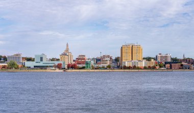 Davenport, IA - 18 Ekim 2023: Davenport şehir merkezindeki Panorama Iowa 'daki Mississippi Nehri boyunca Figge Sanat Müzesi