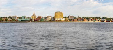 Davenport, IA - 18 Ekim 2023: Davenport şehir merkezindeki Panorama Iowa 'daki Mississippi Nehri boyunca Figge Sanat Müzesi