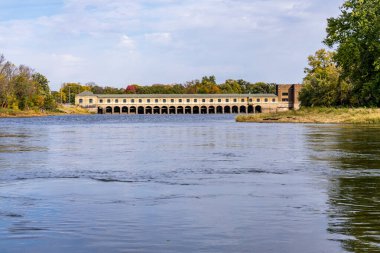 Mississippi Nehri 'nin karşısındaki baraj Davenport Iowa' nın karşısındaki Illinois 'deki Sylvan Adası' ndan Rock Adası 'na kadar.