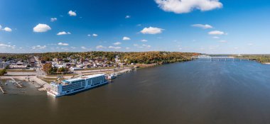 Hannibal, MO - 20 Ekim 2023: Missouri 'deki Hannibal şehrinin Viking Mississippi nehir teknesiyle hava görüntüsü nehir kıyısına yanaştı