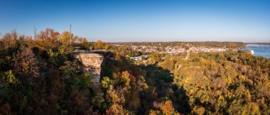 Missouri 'deki Hannibal şehrinin Aşıklar Sıçrayışından görünüşü Mississippi Nehri' nin uzaklığına bakıyor.