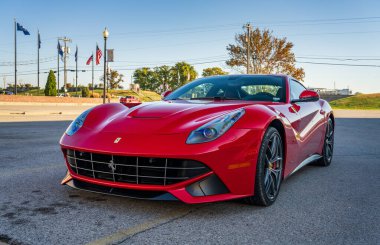 Hannibal, MO - 20 Ekim 2023: Kırmızı Ferrari F12berlinetta spor arabası Missouri 'deki Mississippi nehri kıyısındaki boş otoparkta tek başına.