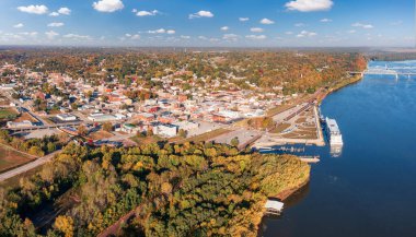 Missouri 'deki Hannibal şehrinin Aşıklar Sıçrayışından Mississippi Nehri' ne ve yolcu teknesine hava görüntüsü