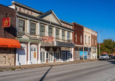 Hannibal, MO - 20 Ekim 2023: Missouri 'de terk edilmiş tiyatro ve mağazalarla ana caddenin aşağısına bakın