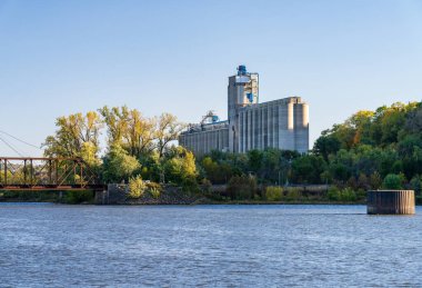 Missouri, Louisiana yakınlarındaki Yukarı Mississippi nehrinin kenarındaki büyük tahıl ambarları ya da varilleri.