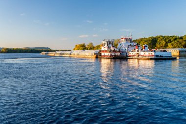 Yukarı Mississippi 'ye büyük tahıl sevkiyatı. Mavnada. İki büyük uyuşturucu satıcısı tarafından nehre itiliyor.