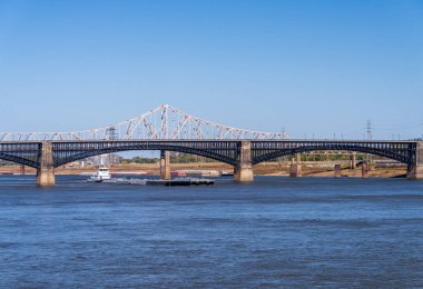 St.Louis, Missouri 'deki Eads Köprüsü' nün altında petrol ürünleri taşıyan güçlü bir satıcı.